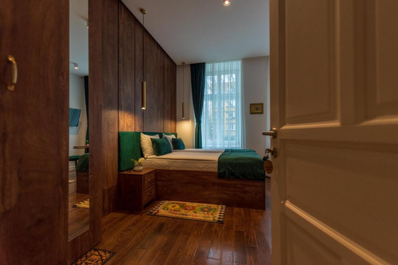 Ležaj kraj prozora, Studio Apartmani 071
