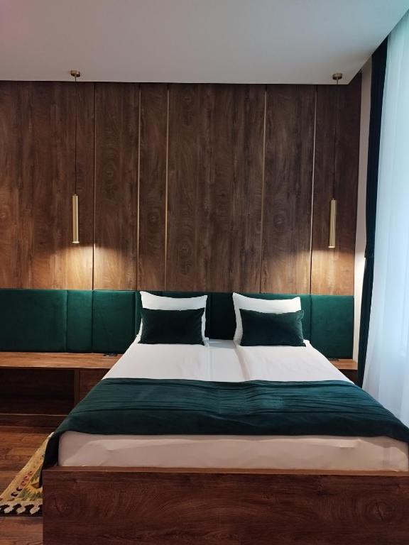 Veliki ležaj sa zelenim uzglavljem i drvenom oblogom, Apartman, Studio Apartmani 071