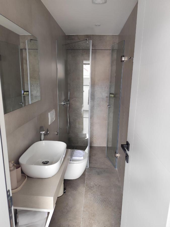 Kupatilo s WC-om, lavaboom i tušem, Mandrina 10